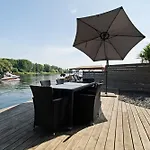 Seaside House - Mit Privatem Bootsanleger, Terrasse Und Wellness-komfort Direkt Am Wasser Vakantiehuis